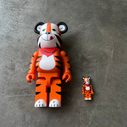 BEARBRICK 100% Y 400% KELLOGS FROSTED FLAKES TONY THE TIGER VINTAGE VERSION